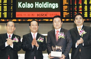 코스피에 입성한 라오스 한상기업 코라오그룹 오세영 회장이 거래소 관계자들과 기념사진을 촬영