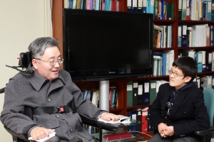 한국의 스티븐 호킹으로 잘 알려진 서울대학교 이상묵 교수(왼쪽)와 과학자가 꿈인 한상수(오