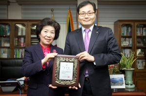 2010년 12월 31일 부산교육청에서 한국맥도날드는 2010년 한 해 동안 부산 지역 학