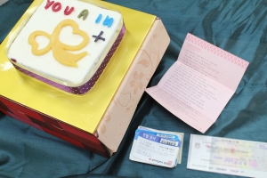 ‘디씨인사이드 유아인 갤러리’에서 소아암 어린이를 위해 준비한 떡케이크와 기부금