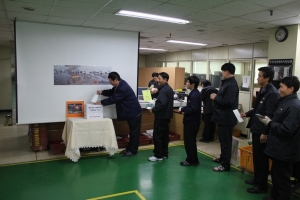 서울양천우체국 집배원들이 21일 저녁 집배실에 설치한 모금함에 성금을 넣고 있다.