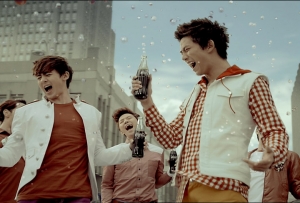 2PM, 코카-콜라 광고에서 ‘행복돌’로 변신