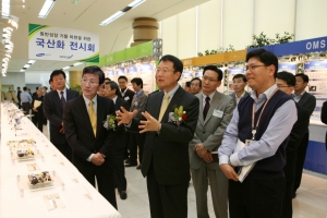 박종우 사장(가운데)을 비롯한 삼성전기 임직원들과 성규동 이오테크닉스 대표(왼쪽) 등 협력
