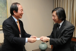 3월 28일 상명대학교 총장(이현청)은 일본 대지진과 쓰나미 피해에 대한 성금을 무토 마사