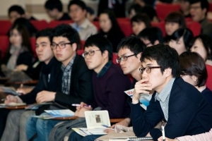 STX 채용설명회에 참석한 대학생들이 열중한 채 설명회를 듣고 있다.