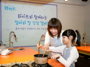 유한킴벌리가 지난 9일 ‘화이트와 함께하는 엄마와 딸 건강 캠페인’의 일환으로 개최한 ‘허