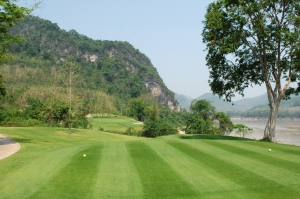 메콩강을 바라보며 골프를 즐길 수 있는 라오스 루앙프라방골프클럽
