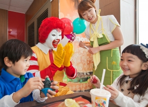 5월 1일(일), 경기도 수원시에 위치한 맥도날드 수원LG점을 방문한 어린이들이 로날드 맥