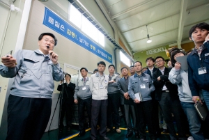 성진피앤티 노경원 이사가 ‘우수협력사 벤치마킹’에 참가한 2, 3차 협력사 직원들에게 공장