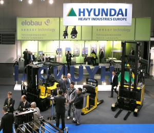 현대중공업이 독일 하노버에서 열린 「CeMAT 2011」에서 장비를 전시하고 있다.