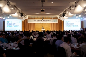 자동차 SW 개발자 컨퍼런스2011 에서 MDS테크놀로지 김봉관 사장이 축하 메시지를 발표