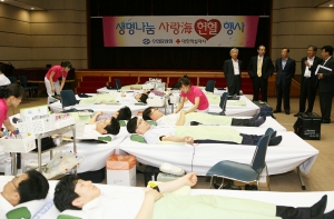 수협중앙회 임직원들이 21일 본사 2층 강당에서 헌혈에 참여하고 있다.