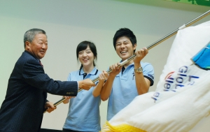 구본무 LG 회장(왼쪽)이 LG글로벌챌린저 대표 강정은 양(연세대 3학년), 곽기욱 군(카