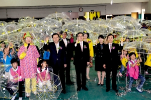 2일 서울 금천구 서울문성초등학교에서 열린 ‘투명우산 나눔’ 행사에서 참석자들이 어린이들에
