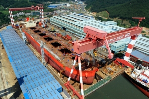 STX조선해양이 14일 진해조선해양기지에서 세계 최대 크기의 선박인 40만톤급 초대형 광석