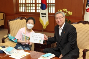 백혈병으로 투병 중인 이현경 학생(왼쪽)이 19일 서울 종로구 도렴동 외교통상부를 방문해 
