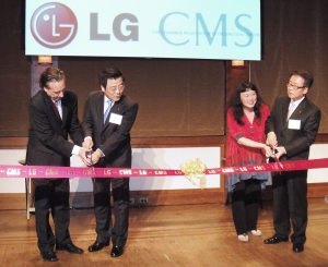 LG전자 북미지역대표 박석원 부사장(맨 오른쪽)과 LG유플러스 전략조정실장 김선태 전무
