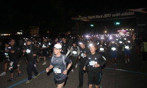 지난 1일 저녁 과천 서울대공원에서 열린 야간 마라톤 대회 ‘에너자이저 나이트레이스 201