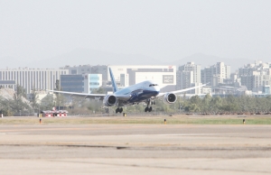 대한항공이 부분품 제작에 참여하고 있는 미 보잉사의‘꿈의 항공기’B787이 17일 성남공항