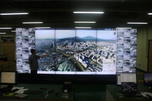 ViewFlex를 이용하여 대형비디오월(46 inch LFD 24대)에 전시하는 모습 (1
