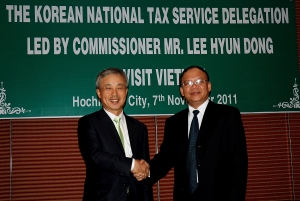 이현동 국세청장(왼쪽)은 2011.11.7(월) 베트남 호치민에서 부이 반 남(BUI Va