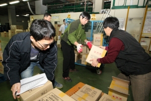 10일 오전, 서울지방우정청 소속 우체국 직원들이 용산구에 있는 서울우편집중국에서 우체국 