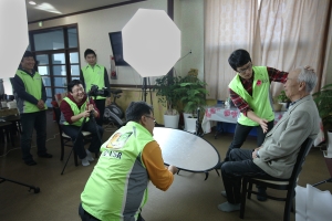 LG전자 평택공장 임직원들이 21일 경기 평택의 무료양로시설 '평강의 집'