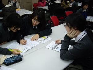11월 15일, 서울여상(UNIV세션)학생들이 나의 좌우명 만들기에 열중하고 있다.