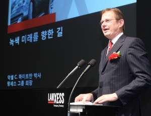 랑세스 2011 러버데이 행사에 랑세스 악셀 C. 하이트만 회장이 연설을 하고있다.