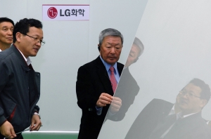 구본무 LG 회장이 29일 오후 경기도 파주에 위치한 LG화학 LCD 유리기판 공장을 방문