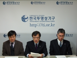 2011년 부패인식지수발표에 즈음한 한국투명성기구 성명서를 낭독하고 있는 김거성회장(가운데