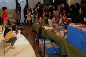 지난 4일 서울 대학로 서울연극센터에서 아름다운가게가 주최한 책 바자회에서 어린이극단 ‘책