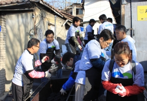 ▲ 한국 CA 테크놀로지스 임직원들은 지난 5일 강북구 중계동 일대 어려운 이웃을 위한 연