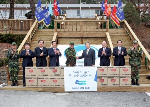 박용현 두산 회장(왼쪽에서 6번째)이 6일, 강원도 양구에 위치한 백두산 부대를
방문해 &
