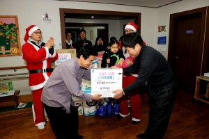 12월 14일 경기도 수원시 권선구 세류3동에 위치한 에벤에셀의 집 복지관을 방문한 산타 