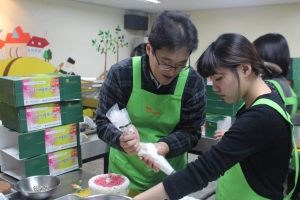 한국스마트카드의 직원봉사단은 홀몸 노인, 조손 가정 및 저소득 가정 청소년들에게 따뜻한 이