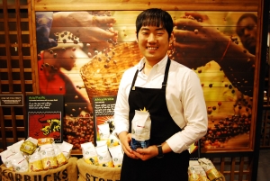 2012 스타벅스커피 앰베서더 김양진씨가 코모도 드래곤 블렌드를 들고 환하게 웃고 있다.