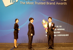 서울디지털대 정오영 부총장이 ‘소비자가 뽑은 가장 신뢰하는 브랜드 대상’을 수상한 후 기념