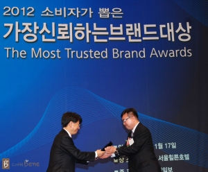 (주)카페베네 김재일 부회장(오른쪽)이  ‘소비자가 뽑은 가장 신뢰하는 브랜드 대상’을 수