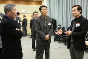 17~18일 LG인화원에서 열린 ‘글로벌 CEO 전략회의’에서 구본무 LG 회장이(왼쪽) 