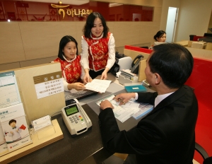 중국인 고객 전용 영업점에 방문한 고객이 모국어로 편리하게 업무처리를 하는 모습.