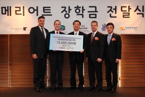 왼쪽부터 르네상스 총지배인 사이먼벨, JW 메리어트 호텔 서울 총지배인 리처드 사울, 한국