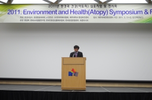 2011년 환경과 건강 심포지엄에서 공동주최로 행사를 진행했던 제주대학교 환경보건센터 홍성