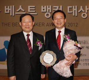 (좌로부터) 전국은행연합회 박병원 회장, 대구은행 김대유 부행장