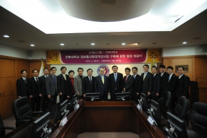 박인식 SK브로드밴드 대표이사(가운데 오른쪽)와 서거석 전북대학교 총장(가운데 왼쪽)이 협