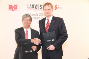 랑세스 악셀 하이트만(Axel C. Heitmann) 회장 (오른쪽) 과 싱가포르 석유화학