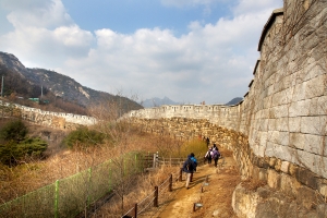 서울 최고의 역사문화 탐방로인 서울성곽은 18.6km 중 12km가 보존되어 있다. 사진은