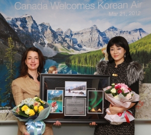 조현민 대한항공 상무(오른쪽)와 쇼반 크레틴 캐나다관광청 본청 아시아지역담당 디렉터(왼쪽)