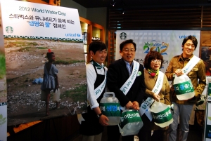 3월 22일 세계 물의 날을 맞아 스타벅스 소공동점에서 (사진 오른쪽부터) 유니세프 홍보대