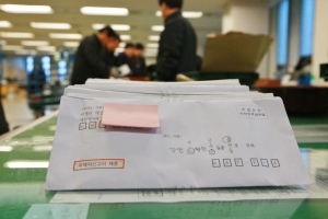 23일 오후 서울중앙우체국 집배원들이 우체통에 투함된 부재자신고서를 골라내고 있다. 이날 